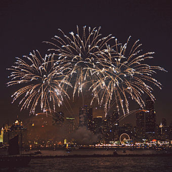 Fireworks Cruise at Navy Pier in Chicago Fireworks Cruise at Navy Pier in Chicago